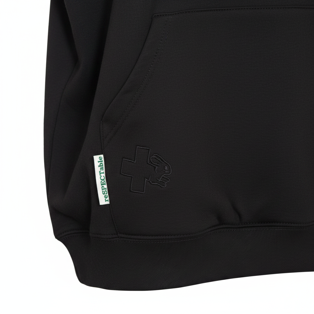 Schwarzer Hoodie - Detail Tasche und Logo