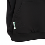 Schwarzer Hoodie - Detail Tasche und Logo
